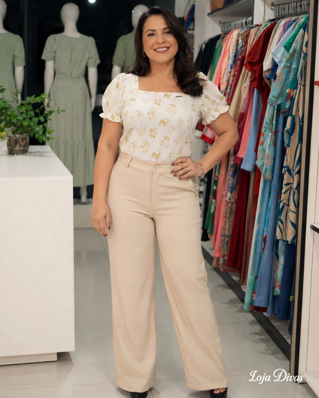Vestido coral com bolsa clara da Loja Divas